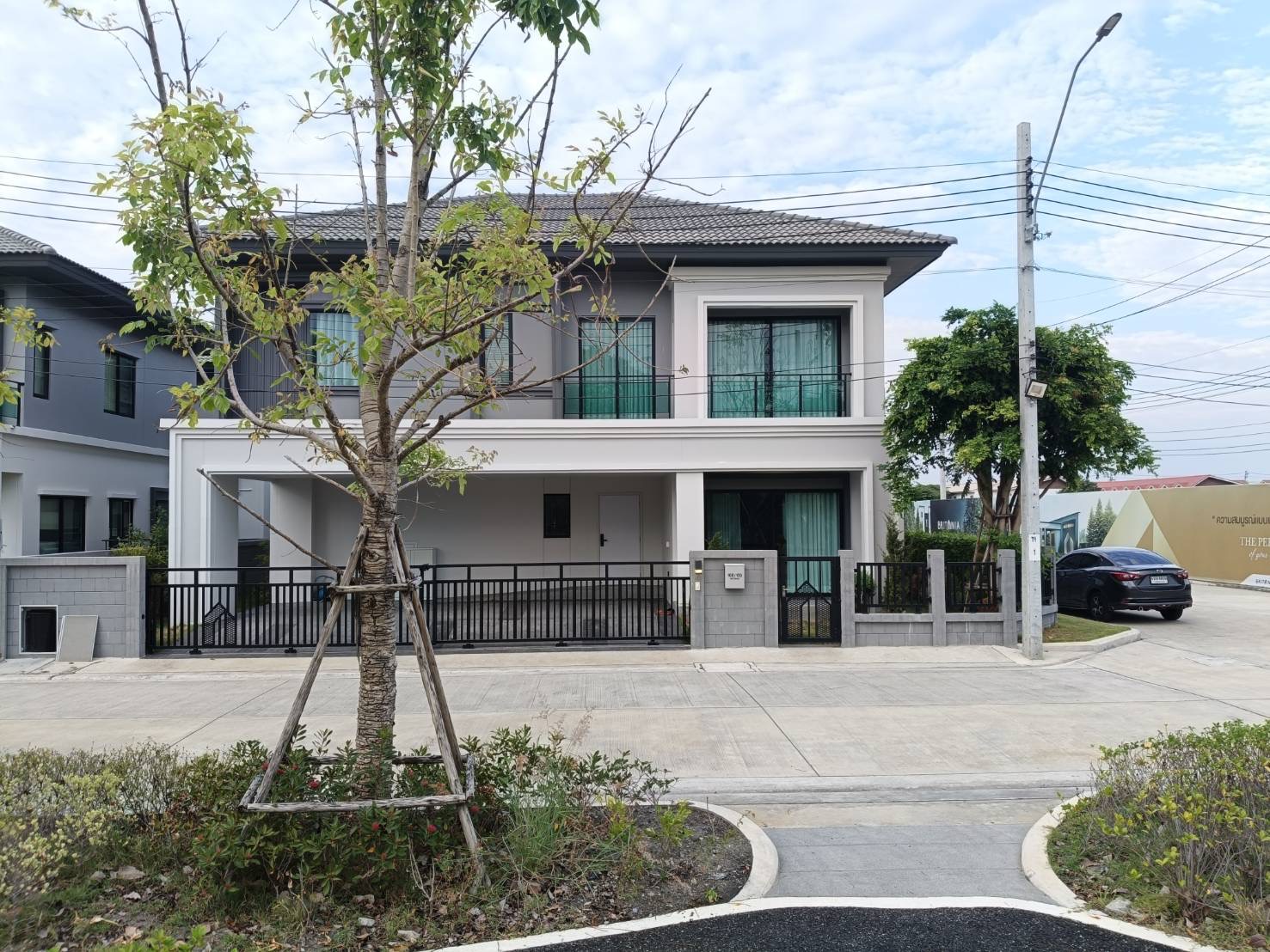 รหัสทรัพย์ PNS52 🔥 ให้เช่า! บ้านหรูหลังมุม หน้าสวน บรรยากาศเป็นส่วนตัว🏡 Britania Bangna–Srivaree